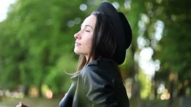 Kız parkta yürüyüş. Yaz