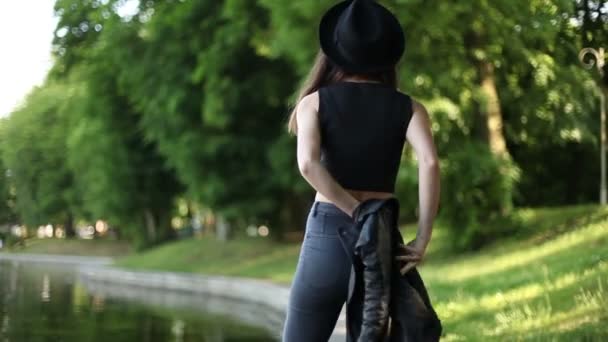 Una ragazza che cammina nel parco. estate — Video Stock