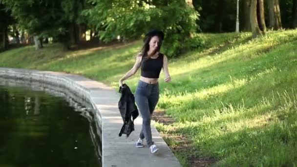 Dziewczyna spaceru w parku. Latem — Wideo stockowe