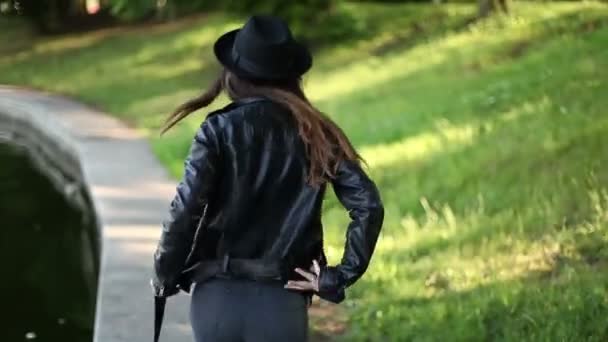 Une fille qui marche dans le parc. été — Video