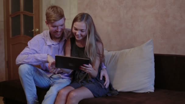 Miniaplikace dívka a muž technologie internet pc počítač doma — Stock video
