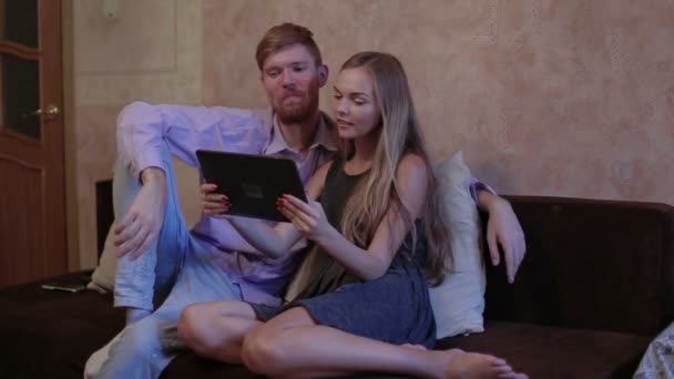 Gadgets menina e homem tecnologia internet pc computador em casa — Vídeo de Stock