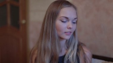 Kanepe oturma ve dizüstü kullanan kadın