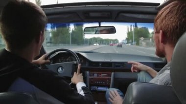 Kaliningrad, Rusya Federasyonu - 13 Ağustos 2016: İki adam konuşurken ilerliyorsunuz. arka görünüm