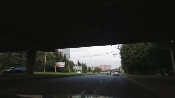 Калінінград, Російська Федерація - 13 серпня 2016: Водіння - водіння вистрілив камери на дорозі — стокове відео