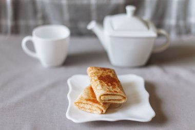 çay ve gri kumaş üzerinde kahvaltı ile doldurulmuş krep 