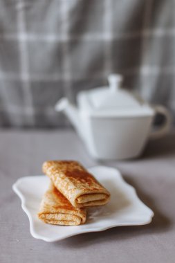çay ve gri kumaş üzerinde kahvaltı ile doldurulmuş krep 