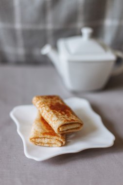 çay ve gri kumaş üzerinde kahvaltı ile doldurulmuş krep 