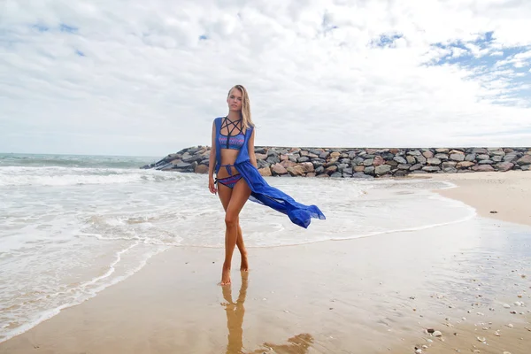 水着でビーチに明るい光のドレスの女性モデル — ストック写真