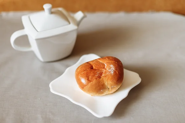 çörek ve çay kahvaltı gri kumaş arka plan beyaz yemekleri