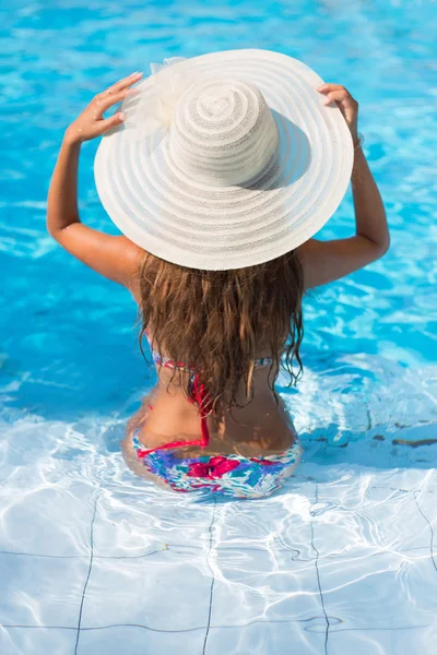 Ragazza in piscina cappello bianco — Foto Stock