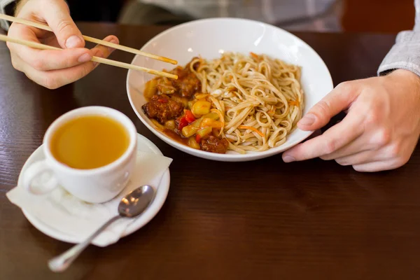 Een man in een cafe eten van noedels Azië Stockfoto