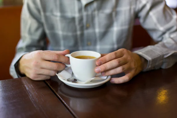Een man in een cafe het drinken van thee op de tafel Rechtenvrije Stockfoto's