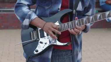 Sokak sanatçı elektro gitar kadar yoğun şehir sokakta yakın canlı eller üzerinde çalış