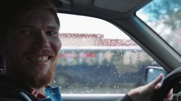 Junger glücklicher Mann, der ein Auto fährt und tanzt. Drinnen Nahaufnahme — Stockvideo