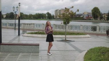 Şehirde yürüyüş smartphone ile genç kadın