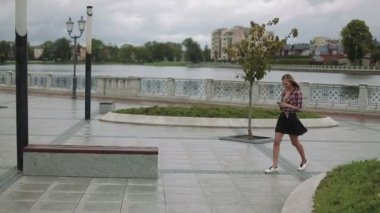 Şehirde yürüyüş smartphone ile genç kadın