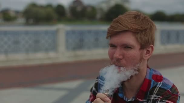 Człowiek w mieście dym elektroniczny papieros — Wideo stockowe