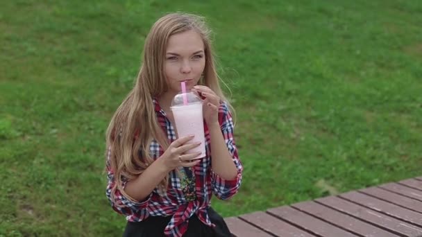 年轻女子在街上喝健康的果汁 — 图库视频影像