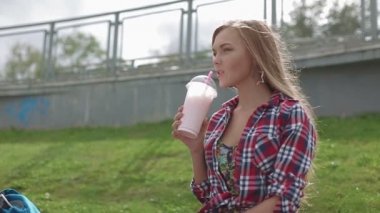 genç kadın sokağa sağlıklı güler yüzlü içme