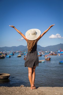 Kadının yanına beyaz şapkalı liman tekne tur Vietnam su