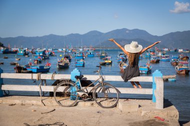 içinde bir kadın dağ uçurumun üzerinde beyaz bir şapka Vietnam seyahat