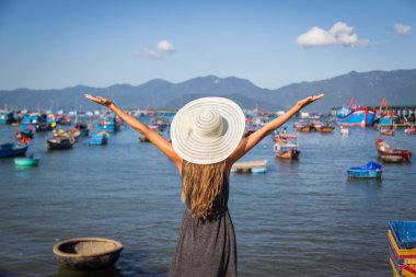 içinde bir kadın dağ uçurumun üzerinde beyaz bir şapka Vietnam seyahat