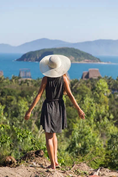 Kadının yanına beyaz şapkalı liman tekne tur Vietnam su