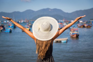 Kadının yanına beyaz şapkalı liman tekne tur Vietnam su