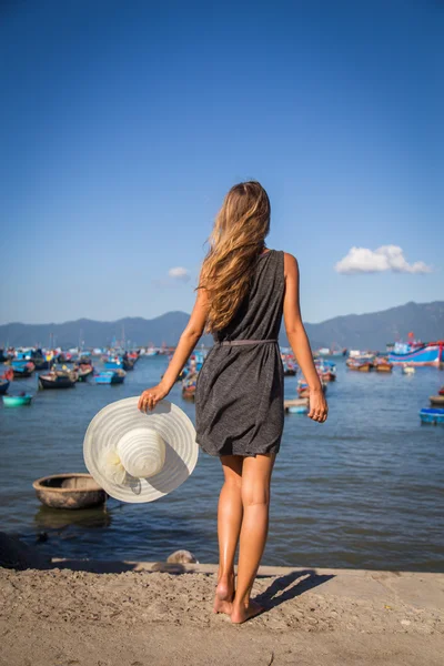 Kadının yanına beyaz şapkalı liman tekne tur Vietnam su