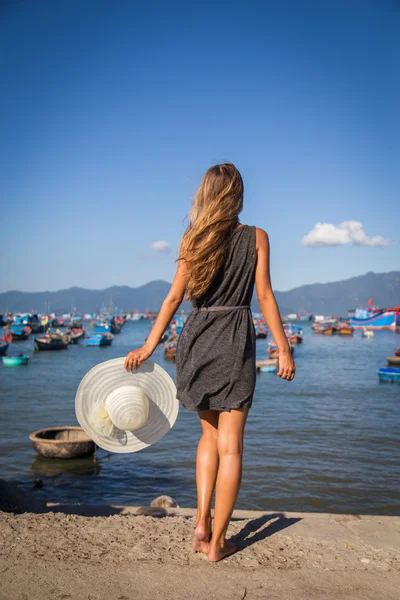 Γυναίκα κοντά στο νερό, στο λιμάνι το καράβι περιοδεία Βιετνάμ σε λευκό καπέλο Royalty Free Εικόνες Αρχείου