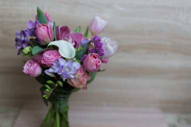 koyu siyah arka plan üzerine Pembe buket