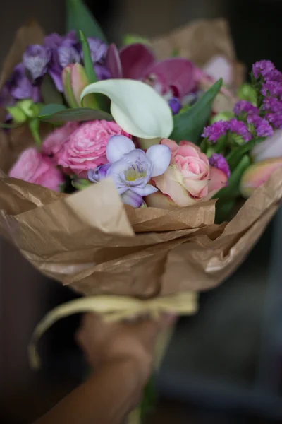 Boeket van roze bloemen op een donkere zwarte achtergrond — Stockfoto