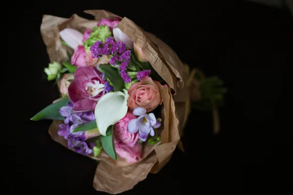 어두운 검은 배경에 분홍색 꽃의 꽃다발 — 스톡 사진