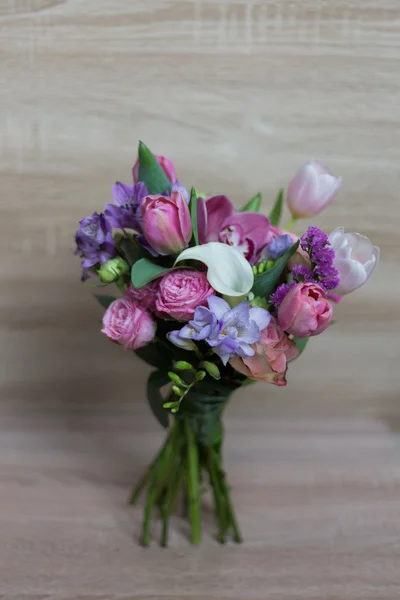 Boeket van roze bloemen op een donkere zwarte achtergrond — Stockfoto