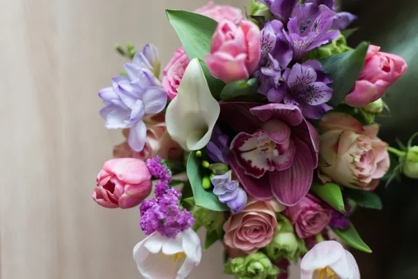 Boeket van roze bloemen op een donkere zwarte achtergrond — Stockfoto