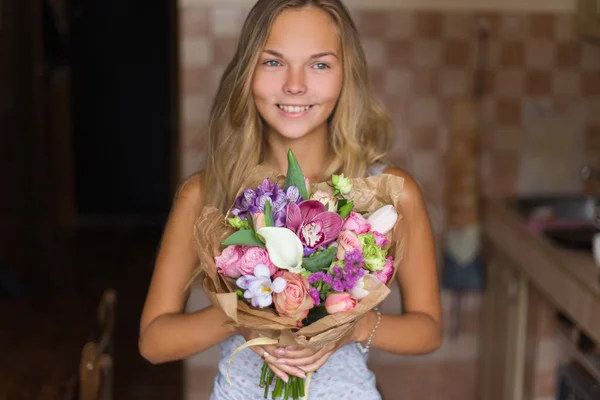 Happy glimlach meisje met een boeket bloemen close-up Stockafbeelding