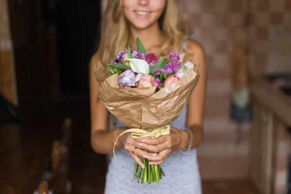 Ευτυχισμένος κορίτσι χαμόγελο με ένα μπουκέτο λουλούδια, κοντινό πλάνο Εικόνα Αρχείου
