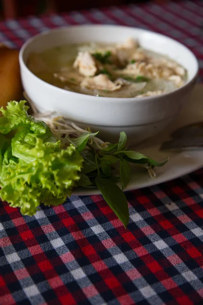 Vietnamca pho çorbası ve bir kafede bir baget 