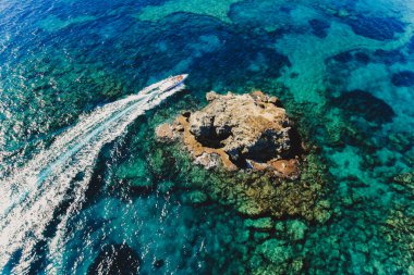 Üstten Görünüm masmavi deniz cliff tekne mavi deniz güzel manzara doğa seyahat Türkiye tatil su okyanus plaj şeffaf bkz: alt