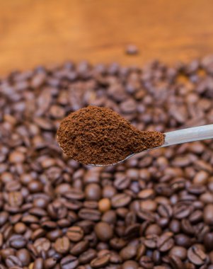 kahve çekirdekleri ve metal kaşık