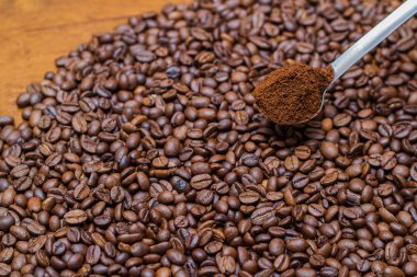 kahve çekirdekleri ve metal kaşık