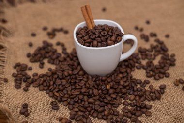 kahve çekirdekleri ve tarçın beyaz Kupası