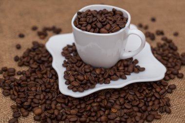 kahve çekirdekleri beyaz Kupası ve fincan tabağı bir saçılma