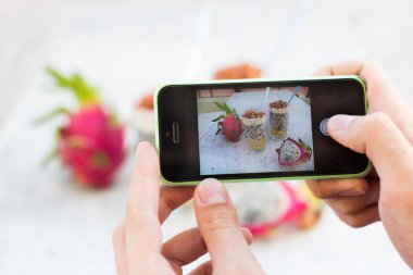 Dragon meyve suyu smoothies ile fındık ve muz kokteyli