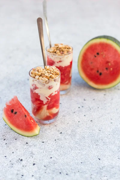 Succo di anguria e dessert allo yogurt in un bicchiere con noci — Foto Stock