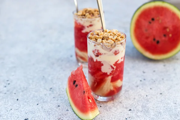 Succo di anguria e dessert allo yogurt in un bicchiere con noci — Foto Stock