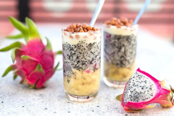 Dragon meyve suyu smoothies ile fındık ve muz kokteyli