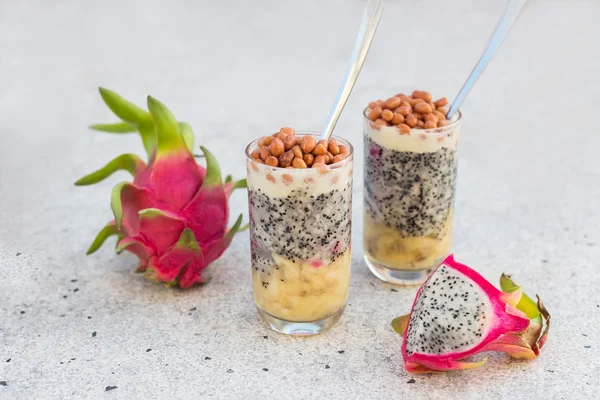 Dragon meyve suyu smoothies ile fındık ve muz kokteyli