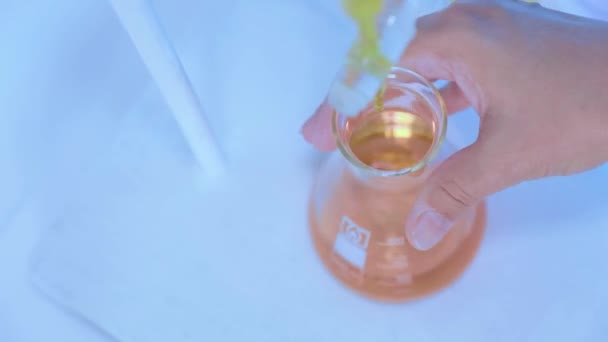 Forskare Utför Ett Experiment Ett Laboratorium Och Blandar Kemikalier Kolv — Stockvideo